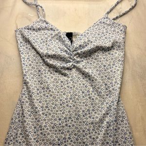 windsor white with blue flowers